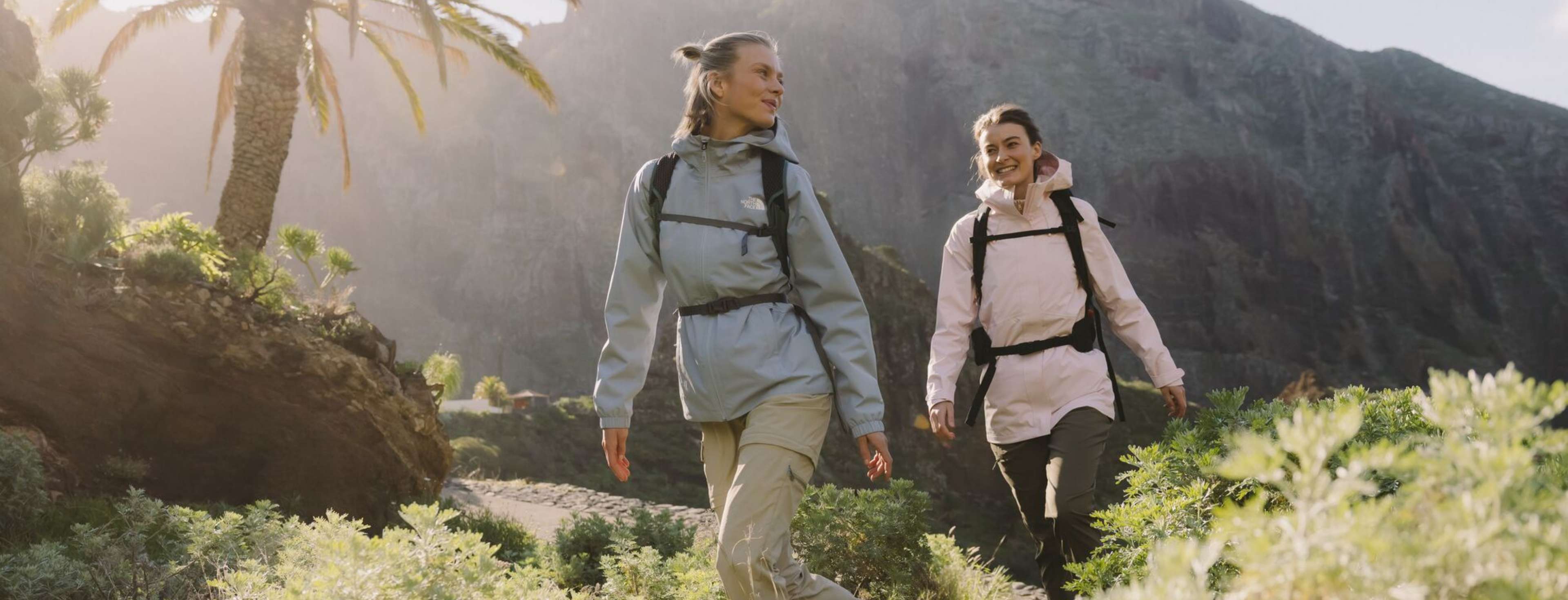 Waterdichte kleding wassen: zo reinig en impregneer je je regenjas